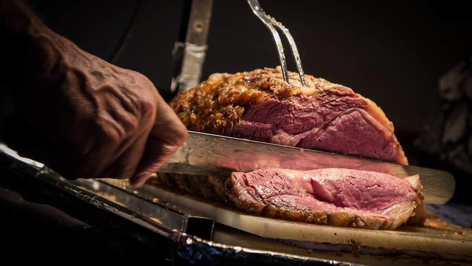 McCormick & Schmick's steak and seafood restaurant closed its last Pittsburgh location.ShengImages&sol;Shutterstock