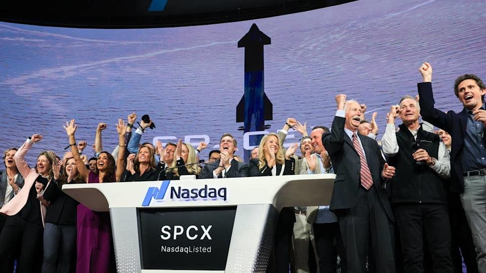 Jim Cramer say SpaceX is starting to trade like a meme stock, even as he admits he likes the company.TIMOTHY A&period; CLARY &sol; Getty Images